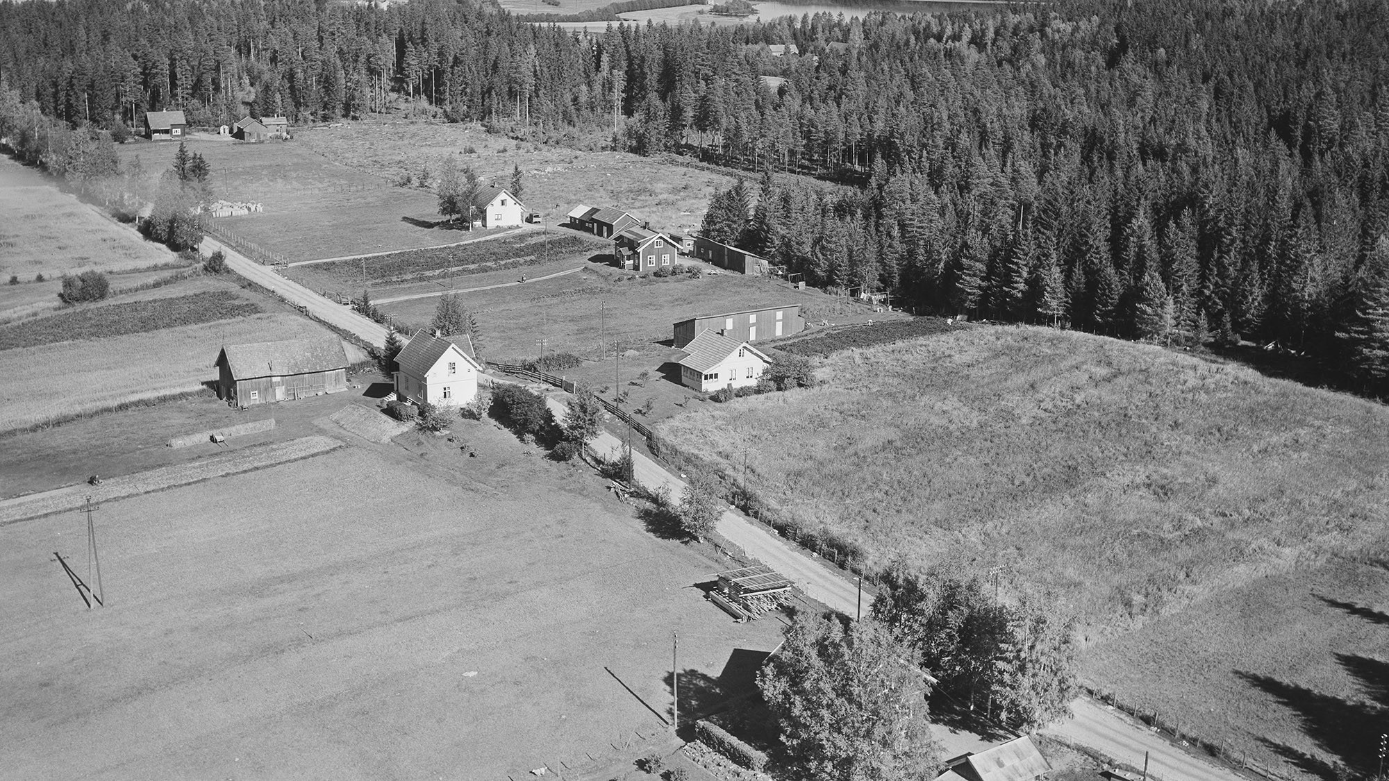 Flyfoto av Kongeveien som går over Vennersberg i 1956. Kun ett og annet hus, resten er utmark og skog. I dag er dette området det tettest bebygde i regionen.