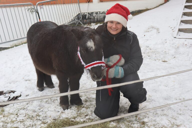 Dorthe Strømstad med mini-shetlandshesten Choco (16).