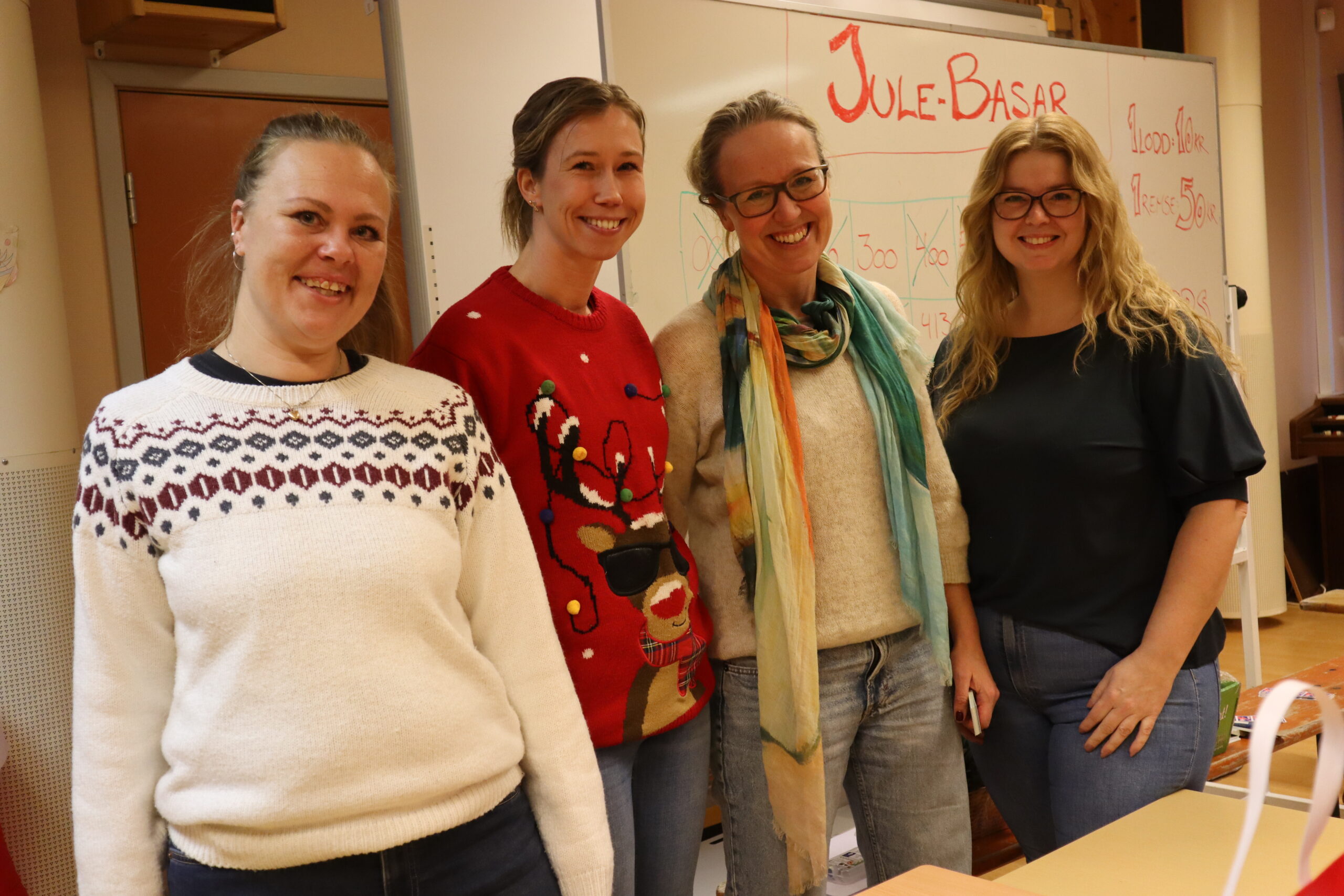 Irene Solvang (t.v.) og FAU på Vennersberg sto på for å lage en hyggelig førjulsdag for de besøkende.