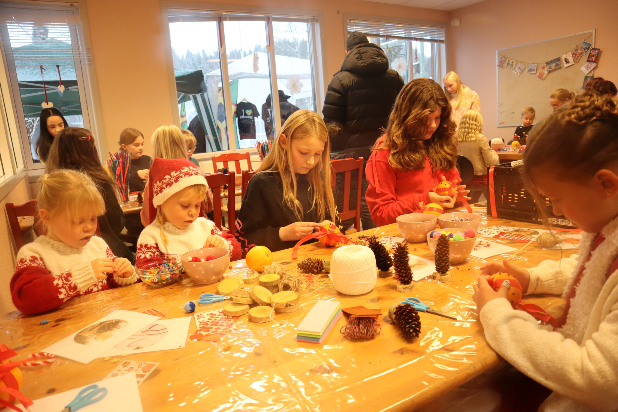 F.v. Isabel Owren (3), Julia Owren (snart 4), Cecilie Olsen (9), Pernille Røkeberg (12) og Emily Kojan (6) koste seg med å lage julepynt.