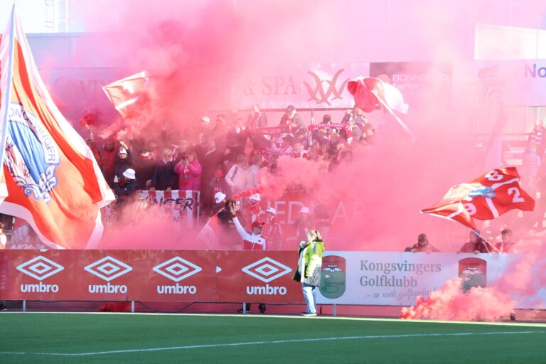 Full fyr på tribunen i september da KIL møtte Vålerenga på Gjemselund.