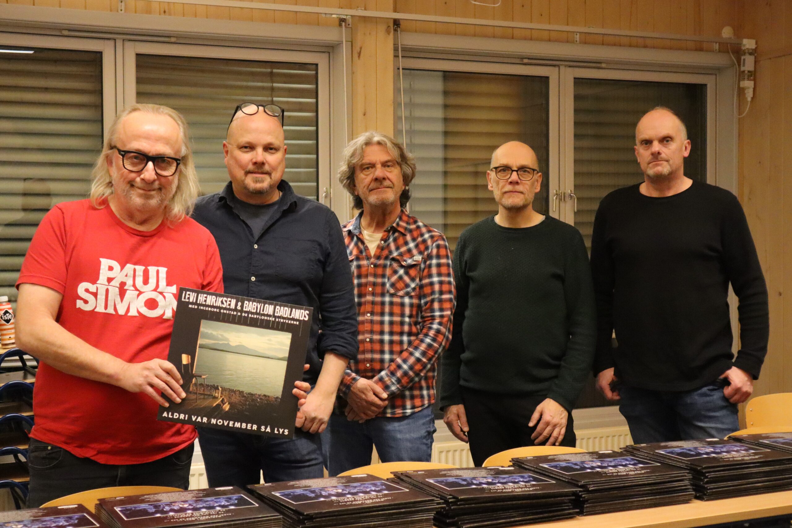 Levi Henriksen & Babylon Badlands jobber med å pakke og sende ut LP'en "Aldri var november så lys", sammen med Stian Ellingsen. F.v. Levi Henriksen, Morten Andreassen, Finn Lilleseth, Anders Bøhnsdalen og Stian Ellingsen. (Ikke tilstede fra bandet: Kenneth Bjørdal.)