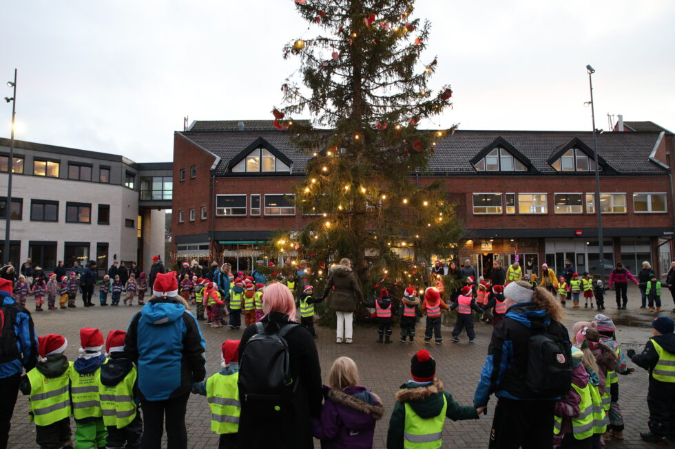 Barn fra alle barnehagene i Kongsvinger var med på å tenne årets julegran tirsdag ettermiddag.