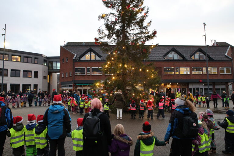 Barn fra alle barnehagene i Kongsvinger var med på å tenne årets julegran.