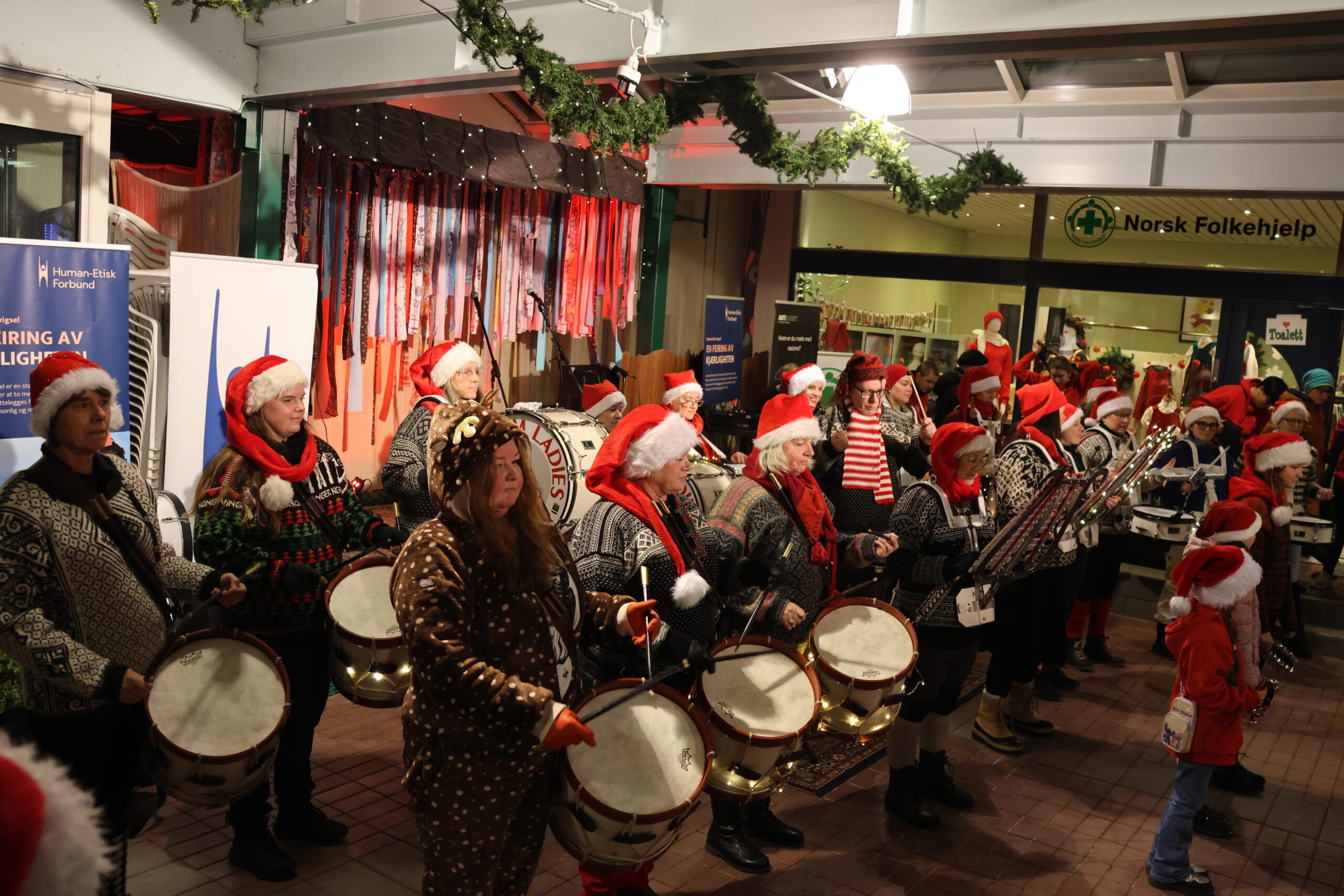 Drum Ladies underholdt med julemusikk.