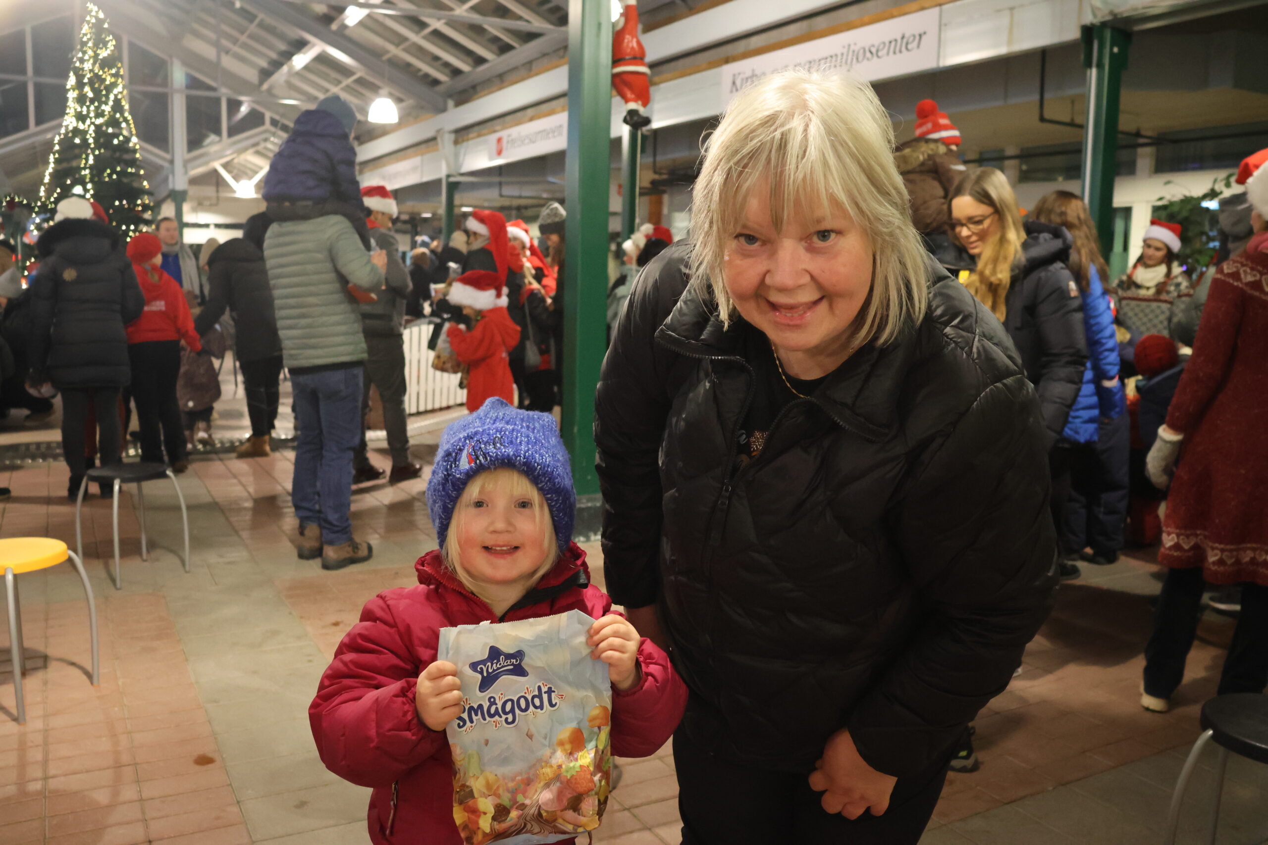Emma Skadsdammen (3 år) var med bestemor Heidi Myrvold på julegateåpning. Emma kunne fortelle at hun syntes det var moro å hilse på nissen og at hun gledet seg til jul. Også var hun veldig fornøyd med å få godtepose.