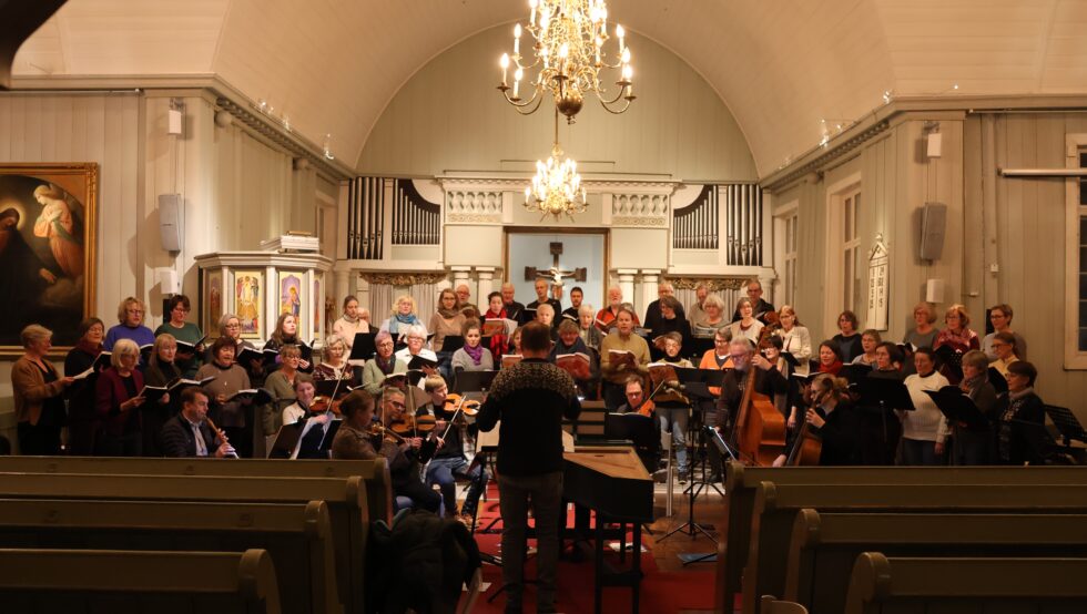 Glåmdal Kammerkor, Solør Oratoriekor og Nivalis Barokk fremfører i helgen Händels "Messias" i Vinger- og i Grue kirke. Konserten i Vinger er lørdag. Bildet er tatt under en av prøvene fredag.