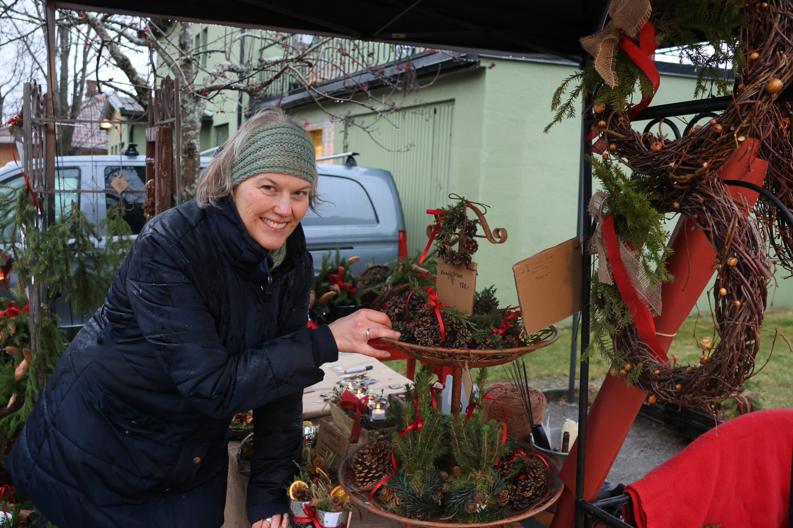 Lena Hagemo viste frem og solgte hjemmelaget julepynt og dekor av naturmaterialer som kongler, einer og gran.