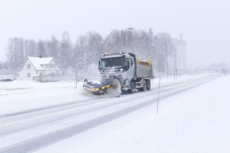 De viktigste fylkesvegene blir brøytet først, opplyser Innlandet fylkeskommune.