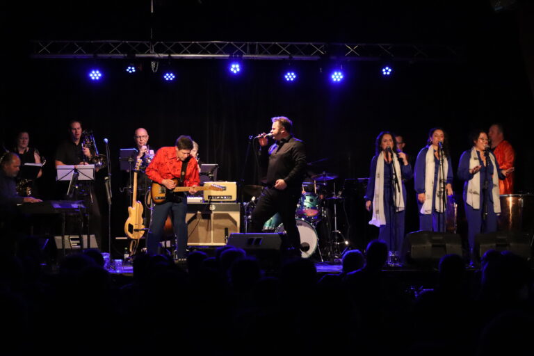 For The Heart Band skal hylle Elvis på det som ville ha vært hans 90-årsdag. Det gjør de med konsert i Rådhus-Teatret på Kongsvinger. Fire dager senere besøker bandet Vestmarka kirke.