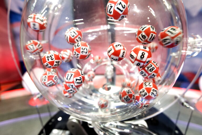 Sju heldige personer hadde full pott og sju rette i lørdagens Lotto-trekning.