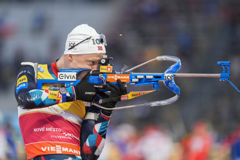 Johannes Thingnes Bø måtte se seg slått av storebror Tarjei Bø i franske Annecy søndag.