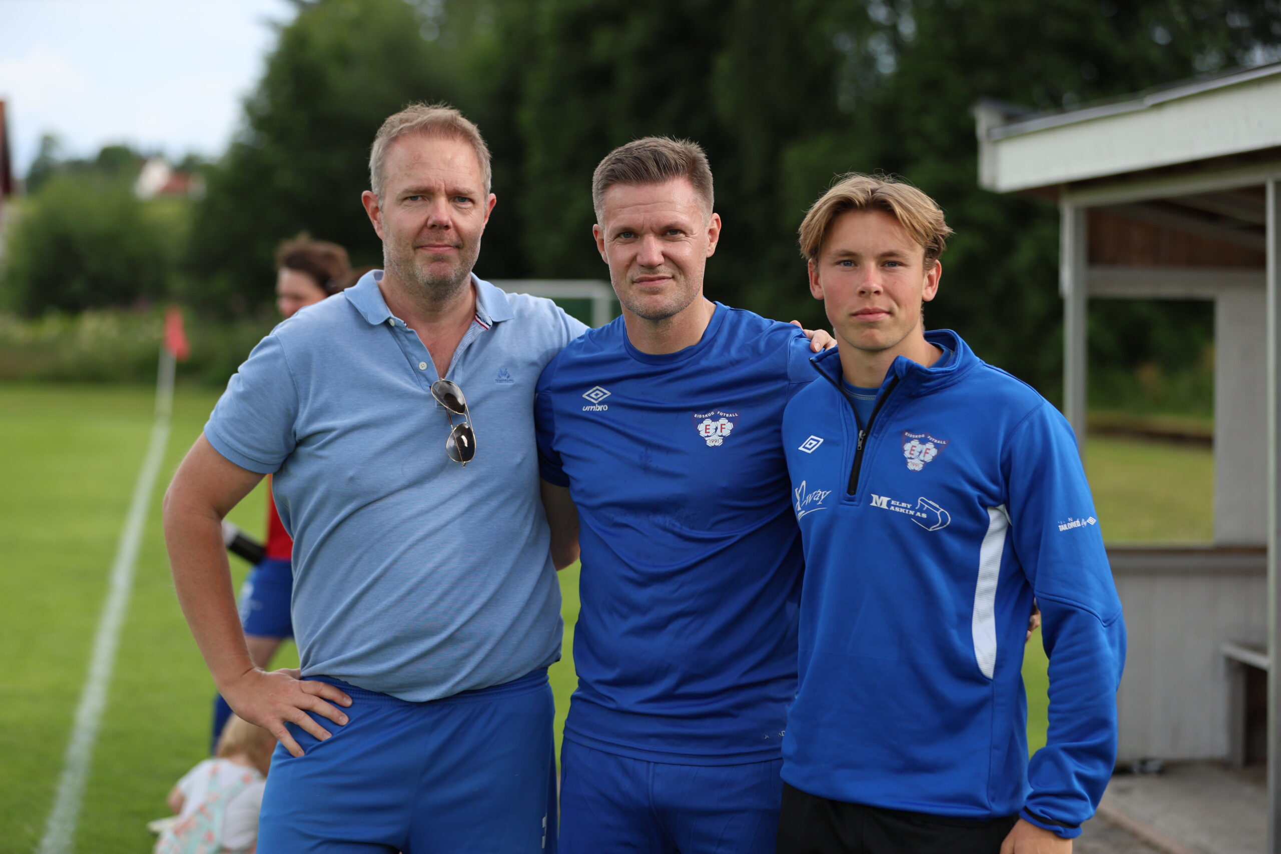 Jesper Grundt kan også bli seende hjelpende til sin barndomsklubb. Blant annet var han med å dele ut premier etter årets avslutning, og han var også med som trener under årets landskamp mot Eda.