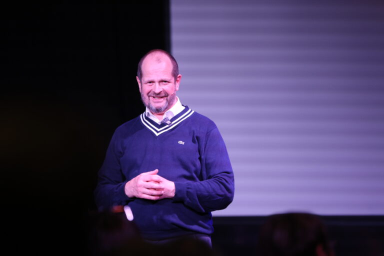 Han hadde nok fylt Rådhus-Teatret, men Freddy Kjensmo velger igjen Scene U når han kommer tilbake med showet «Faren min». Her fra premieren i september.