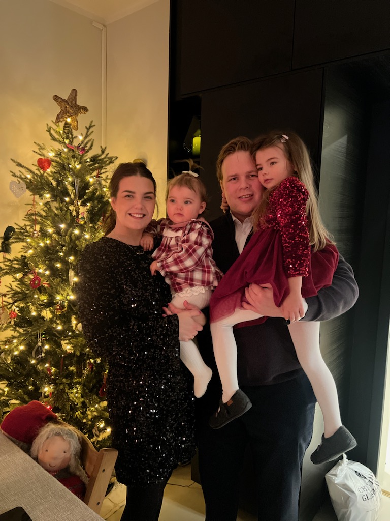 Simon med samboeren Maria Prøven og døtrene Alma og Selma.
