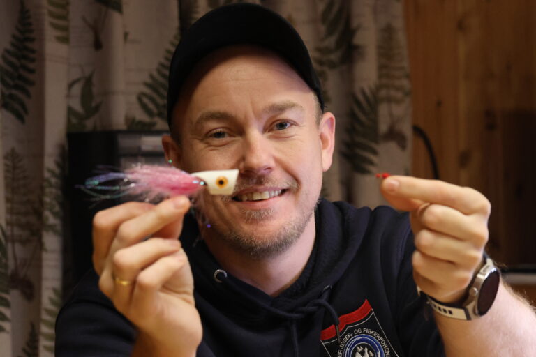 Lars Tangen i KJFF viser frem to veldig forskjellige fluer.