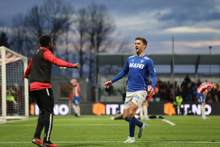 Daniel Lysgård får muligheten til å score flere mål for KIL. Her jubler han etter sin første scoring for klubben , i kvalikkampen mot Lyn i november.