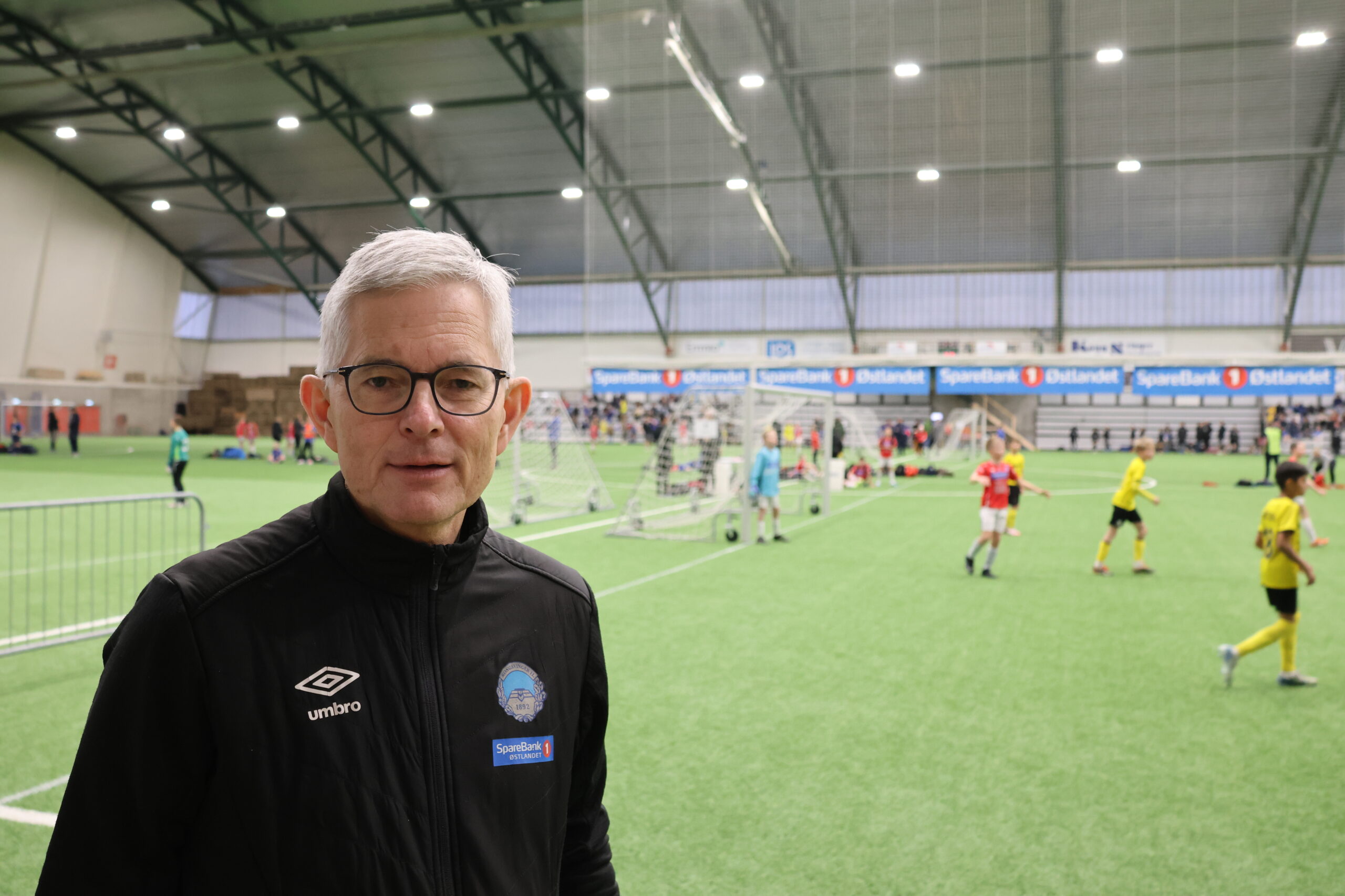 Morten Aasvangen, daglig leder i KIL Fotball forteller at 121 lag skal møtes til fotballdueller i Storhallen i løpet av helgen.