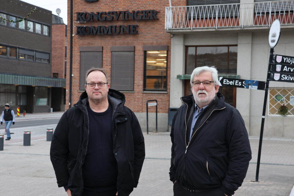 Bussjåfør Alt-Tore Pedersen (t.v.) og Taxisjåfør Leif Kr. Broen mener kommunen må revurdere forslaget om å nedjustere brøyte- og strøstandarden på kommunale veier.