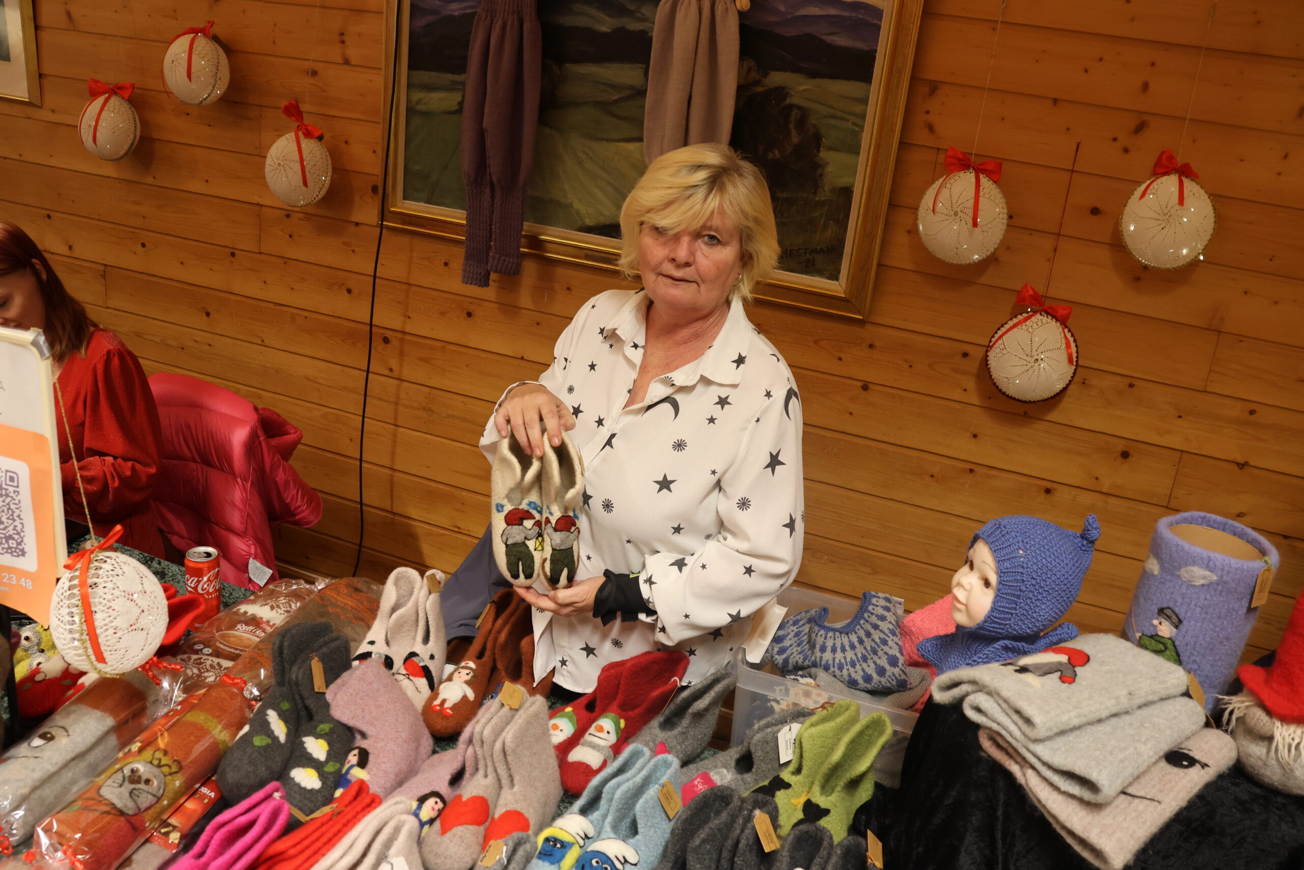 Bente Moen solgte tovede tøfler som mannen hennes strikker og som hun dekorerer. Hun fortalte om en fin dag på Roverud.
