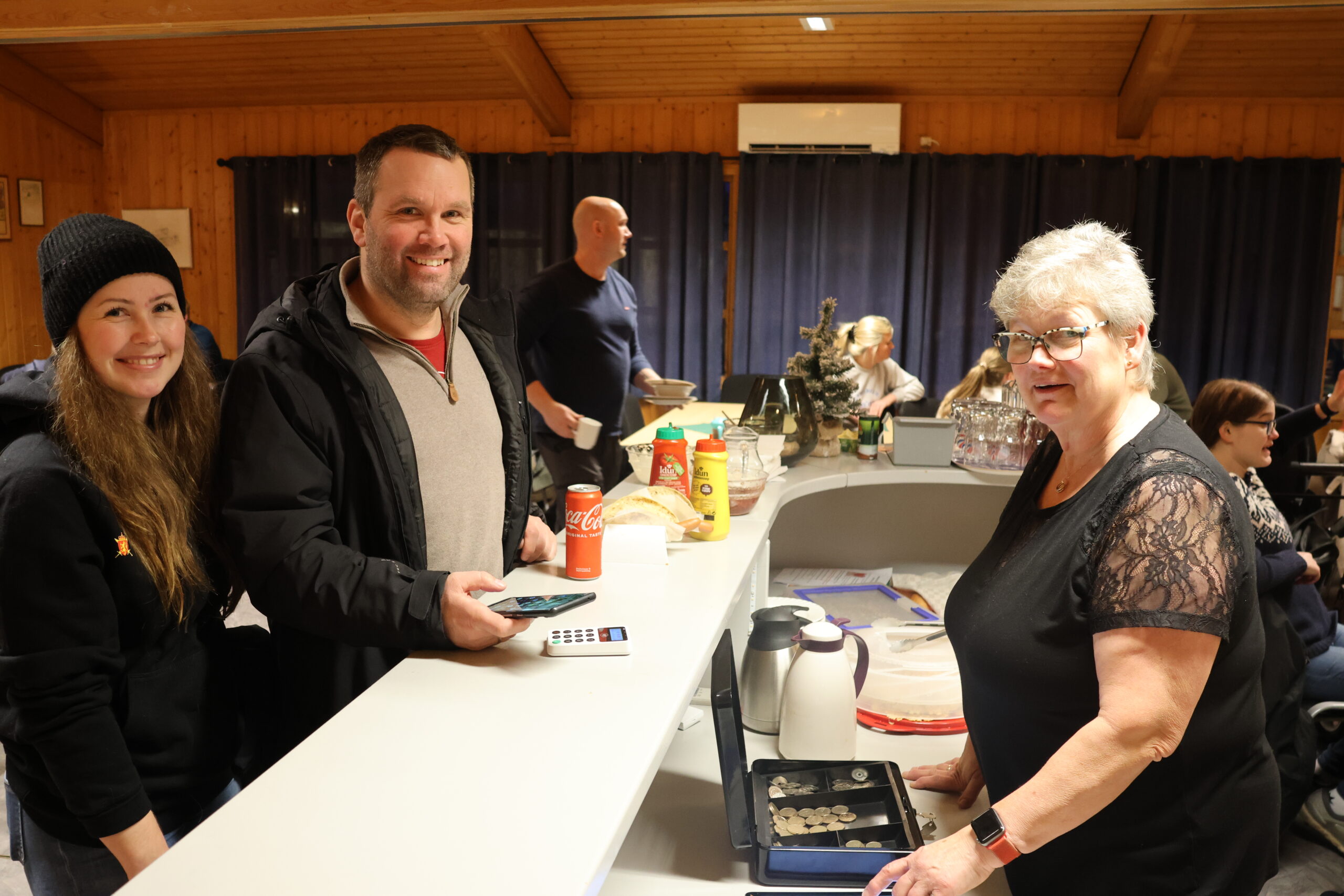 Ane Marthe Nesholen og Svein-Andre Huatorpet ble ekspedert av Heidi Christensen i cafeen på Roverud Samfunnshus.