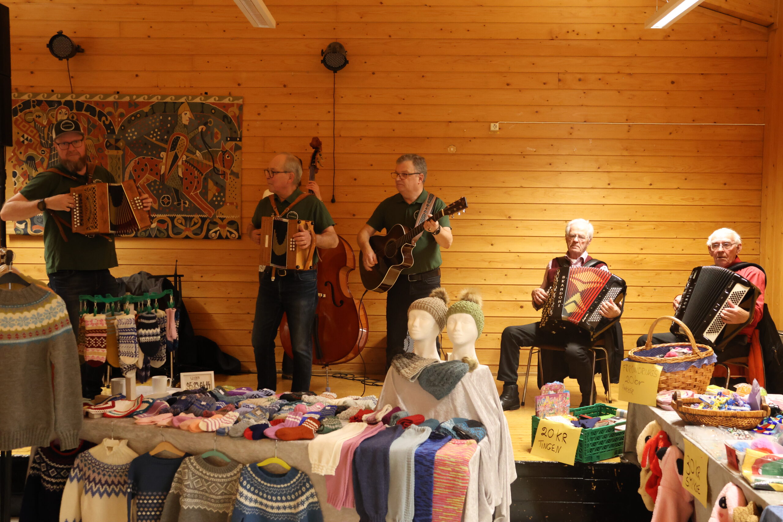 På scenen litt gjemt bak markedsbodene sørget Søndre Finnskogen Spellemannlag for julestemningen.
