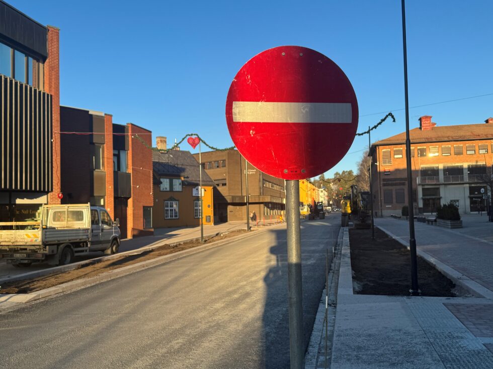 Innkjøring forbudt-skiltet har møtt bilistene i sentrum i lang tid. Snart er det historie.
