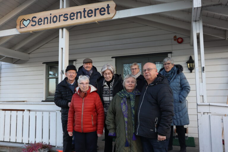 – Vi har 35 frivillige som er innom Seniorsenteret på rullering, forteller denne gjengen. Bak fra venstre: Hans Reum, Bjørn Andreassen, Berit Stampen, Turid Høiby og Ragnhild Svendsrud. Foran fra venstre: Elisabeth Thomsen, Reidun Bakken og Terje Bakken.