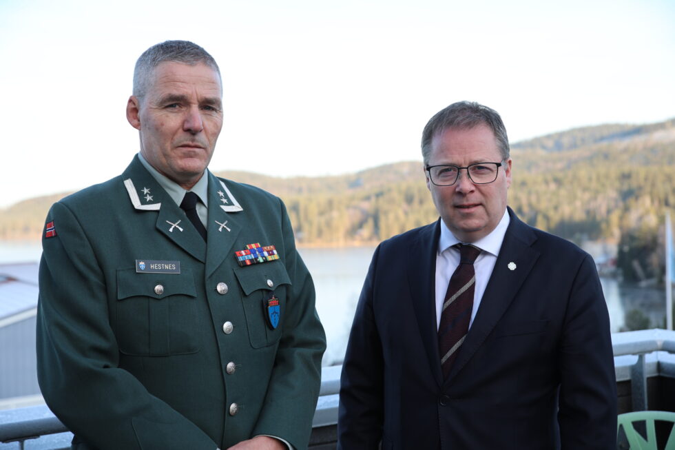 Oberstløytnant Arnstein Hestnes viste frem Forsvarets veteransenter på Bæreia til forsvarsminister Bjørn Arild Gram (Sp).