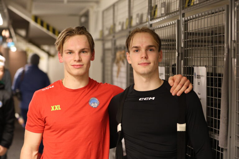 Storebror Christian (t.v.) måtte se sin lillebror Ole Martin stoppe alt som kom hans vei i onsdagens kamp.