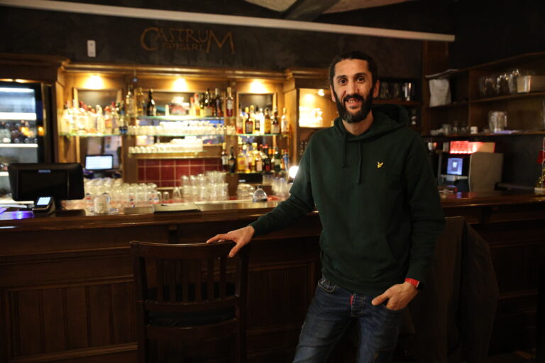 Nå som det er ferie for spillerne er det restaurant-driver Adem Güven vi møter. – Selv om det er en annen setting, så er det mange som vil prate om fotball.