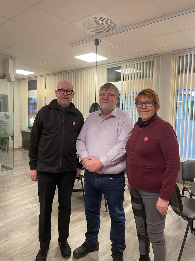Leif Erling og Anne-Beth Fagermo ved Frelsesarmeen i Kongsvinger kunne torsdag ta imot en pengegave på 35.000 kroner fra nestleder i Tørmoen Arbeiderlag, Ole Martin Knashaug (midten).