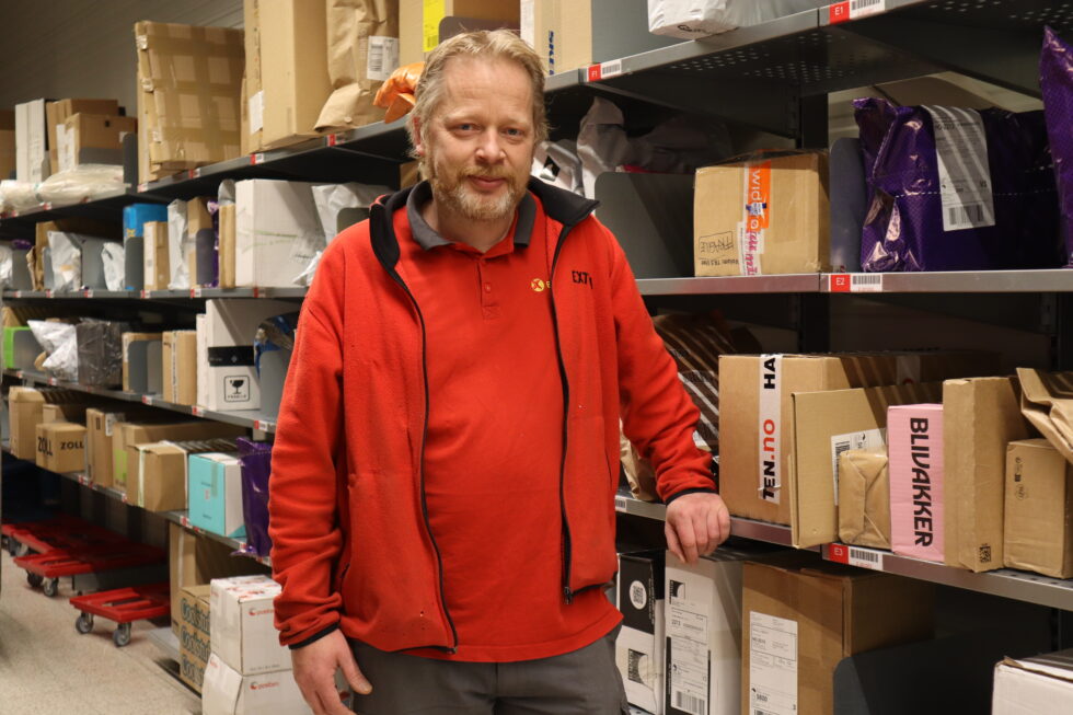Butikksjef hos Extra Festningen, Jostein Sjørbotten, opplever store mengder av pakker om dagen. – De fleste er flinke til å hente pakkene sine raskt, og selv om vi har god plass til pakkene her hos oss oppfordrer jeg likevel til at folk skal hente så fort som mulig, sier han.