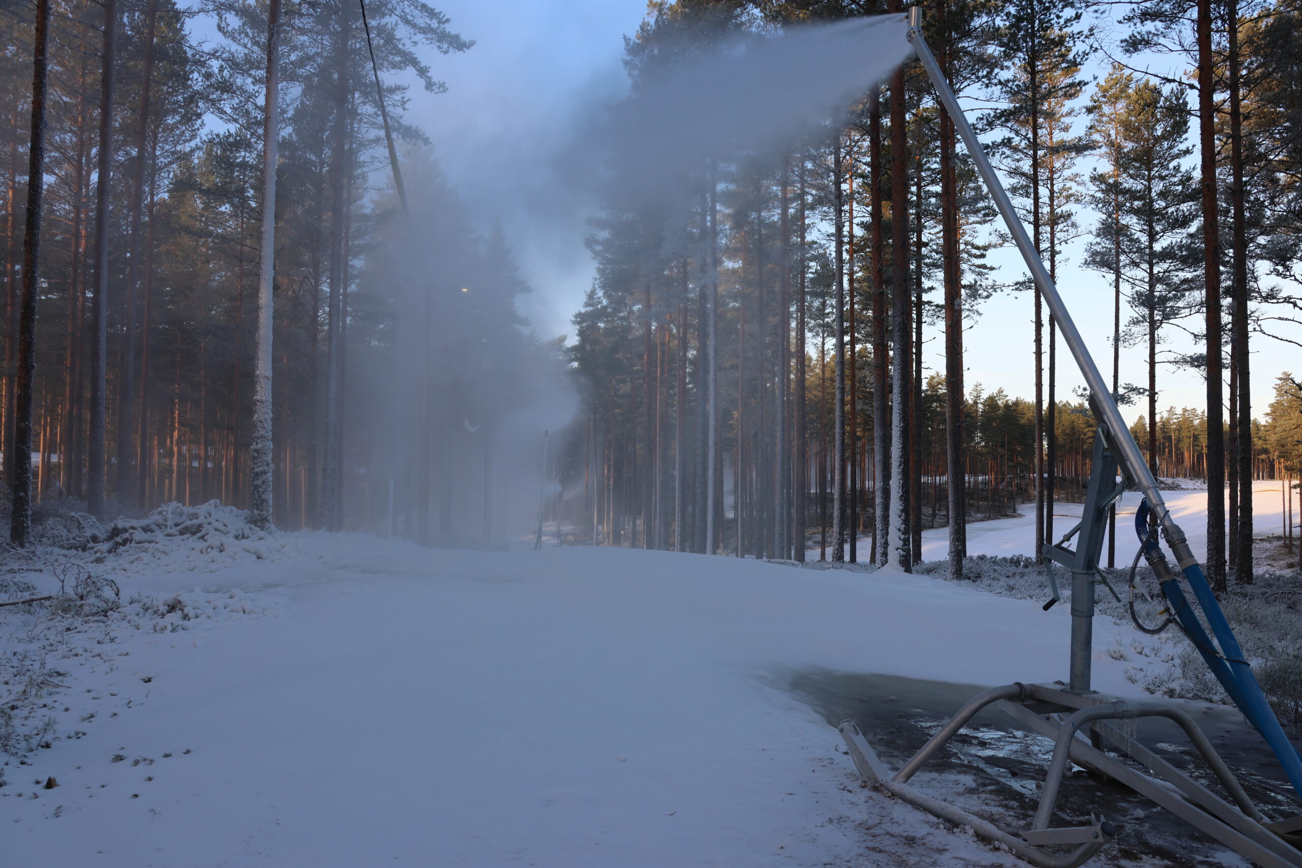 Snøkanonene jobber for fullt på Liermoen. Men det er vanskelig å si når den store løypa vil være klar for skigåing.