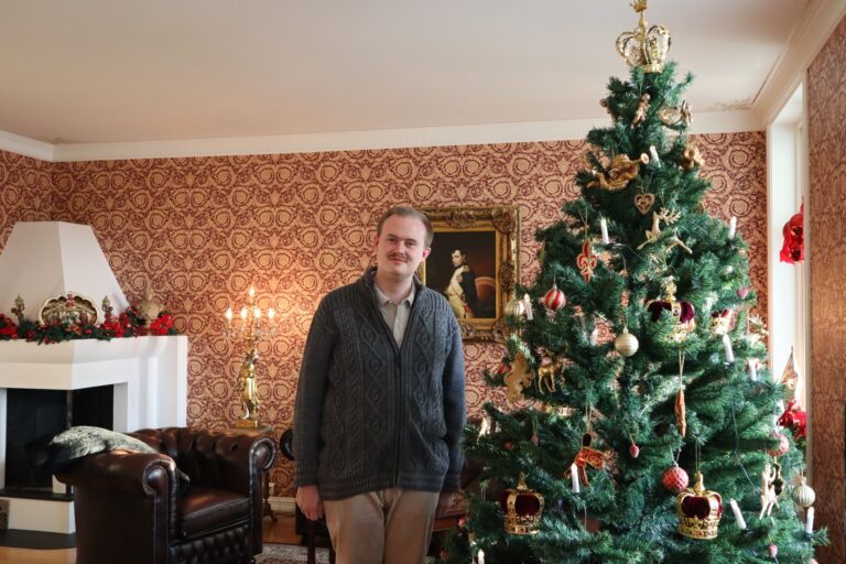 Ute foran den majestetiske sveitservillaen har Oskar Aanmoen i tradisjonen tro satt opp julenek på påle.