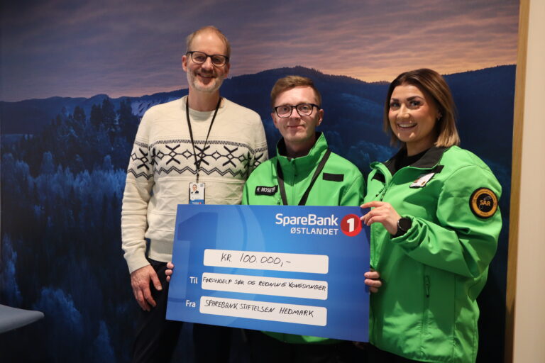 Banksjef Erik Hammerstad i SpareBank 1 Østlandet i Kongsvinger (f.v.), Robin Moseter (leder i FSR Kongsvinger) og Linda K. Fengsrud (nestleder i FSR Kongsvinger).