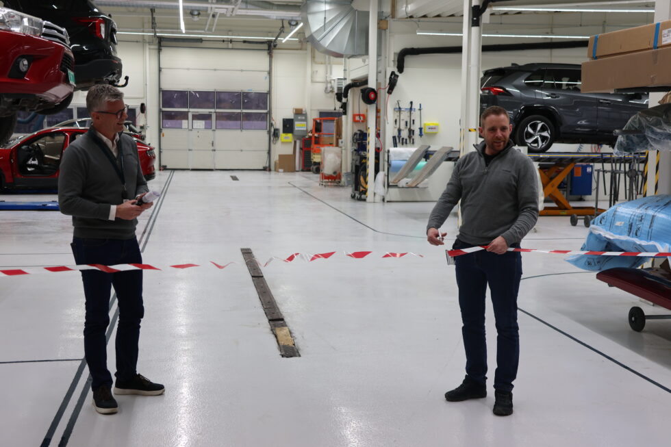 Daglig leder Stig Solbjør kunne ønske velkommen til det nye skade- og lakkverkstedet hos Toyota Sulland. Avdelingsleder på lakk og skade, Bendick Kristiansen hadde fått æren å klippe båndet som markerte åpningen.