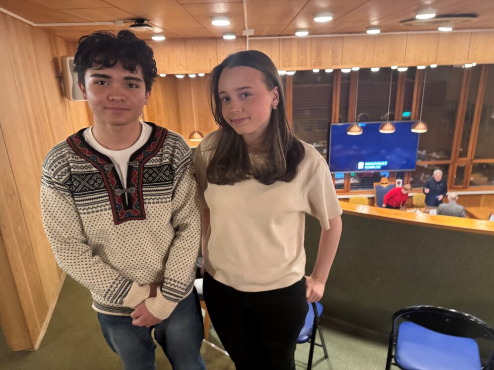 16-åringene Jonathan Haraldsen og Delia Maria Bakken Hansen fikk frem sine synspunkter i torsdagens kommunestyremøte. I bakgrunnen ses ordfører Elin Såheim Bjørkli (Ap) og varaordfører Helge Thomassen (Pp).
