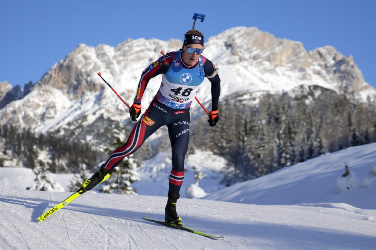 Johannes Thingnes Bø vant fredagens sprint. Lørdag kan det bli en ny seier på jaktstarten i verdenscupen i skiskyting.