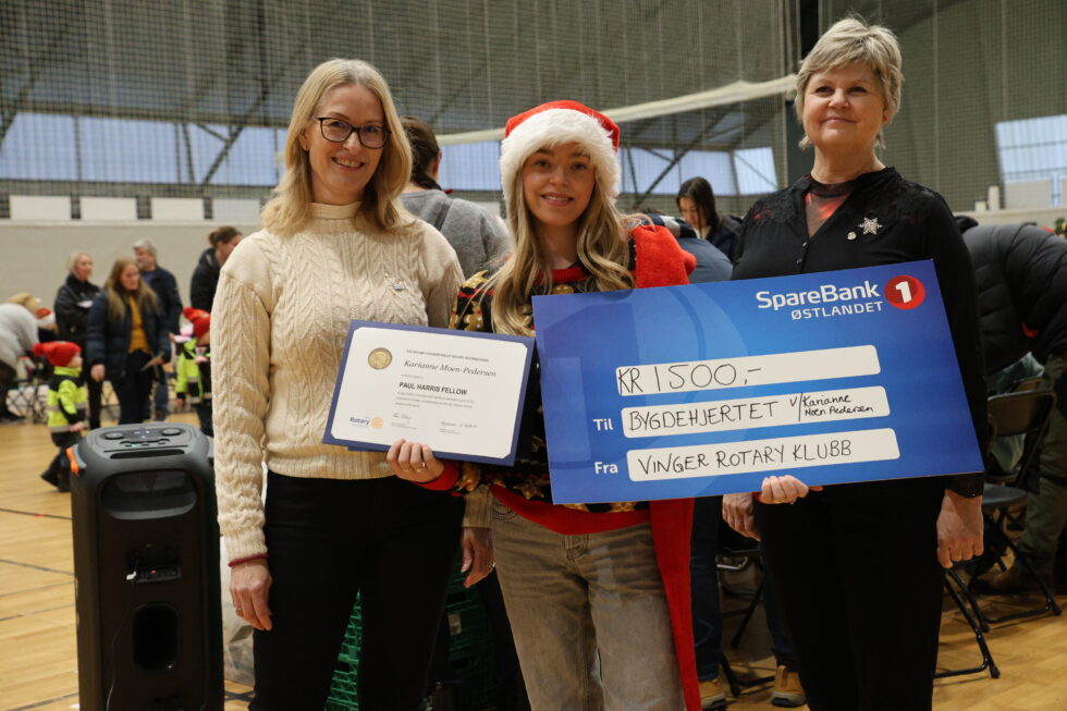 President i Vinger Rotary-klubb Nina Bjørnstad (t.v.) og påtroppende president Brit Helen Tørrisen (t.h.) delte ut prisen til Karianne Moen Pedersen for hennes arbeid.