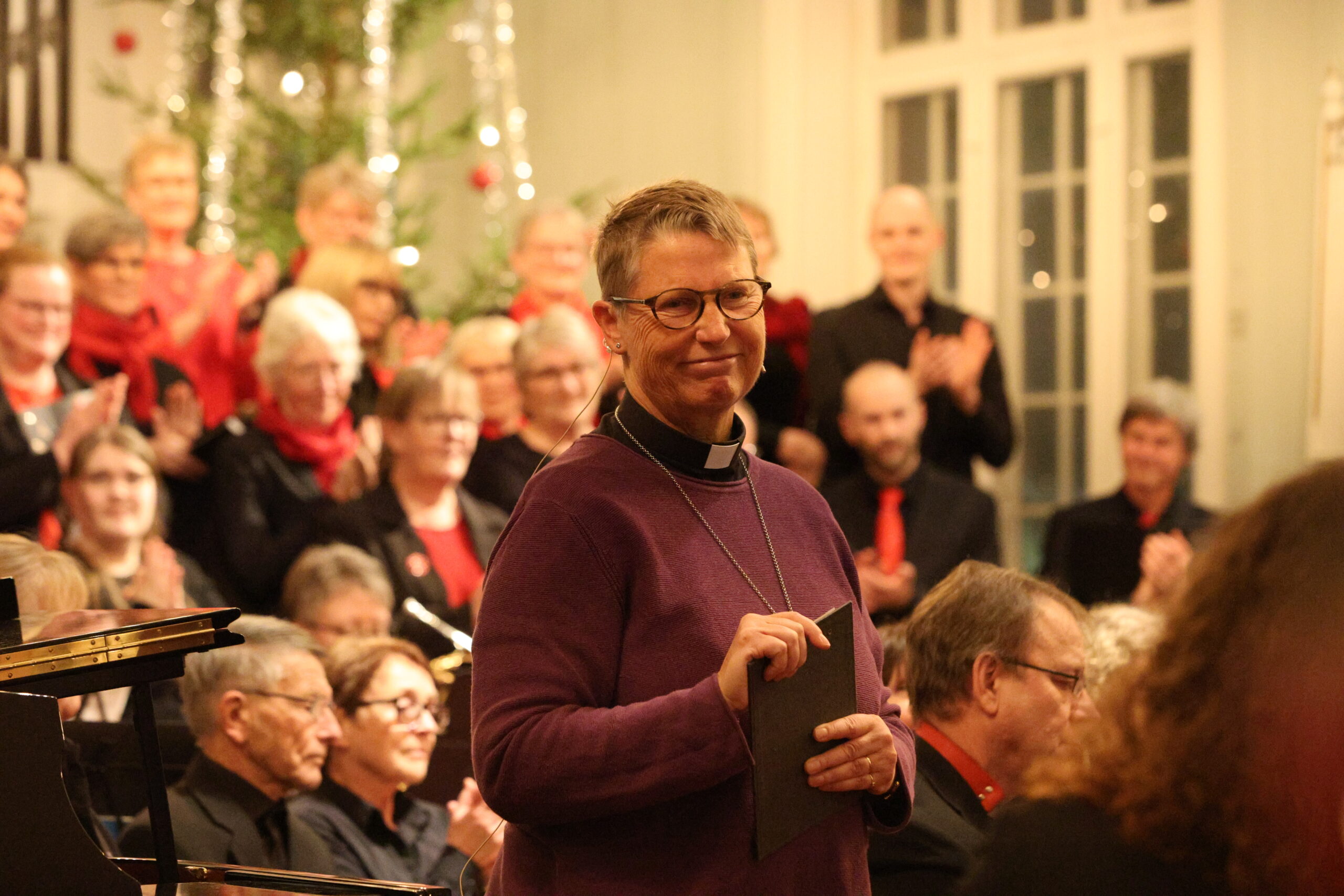 Prost Trine Færevåg ledet forsamlingen gjennom kvelden og sørget for julestemning.