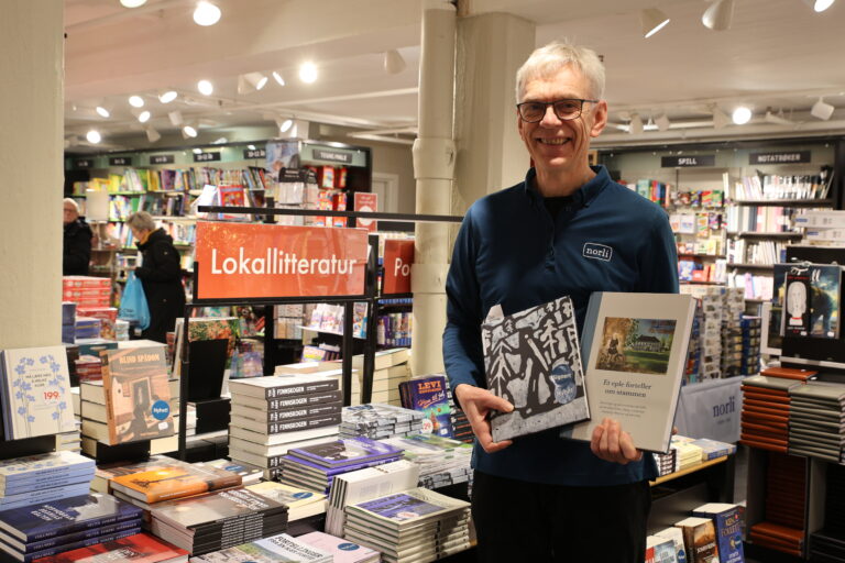 Ole Kristian Julsrud forteller at lokale bøker er meget populært å gi i gave.