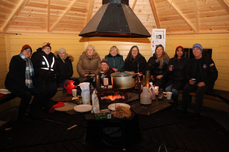 Det var god stemning i gapahuken til Vennersberg- og Langerudberget vel når Kongsvinger helselag inviterte til førjulsfesten Kom og spis med oss.