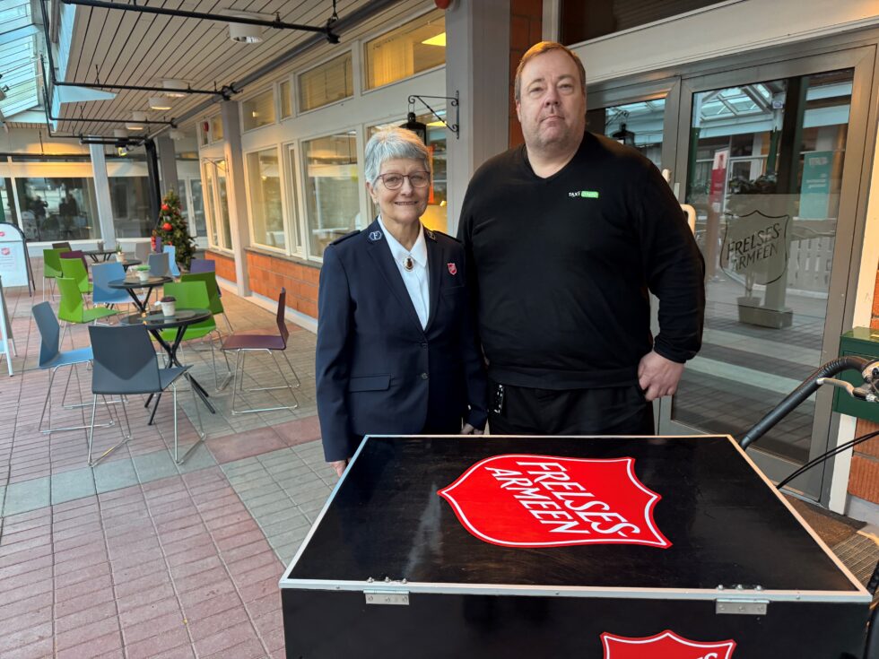 Aud Fuglerud, ass. sersjantmajor i Frelsesarmeen Kongsvinger, takker Tommy Gjerde for Spleis-innsamlingen som har gitt 107.200 kroner