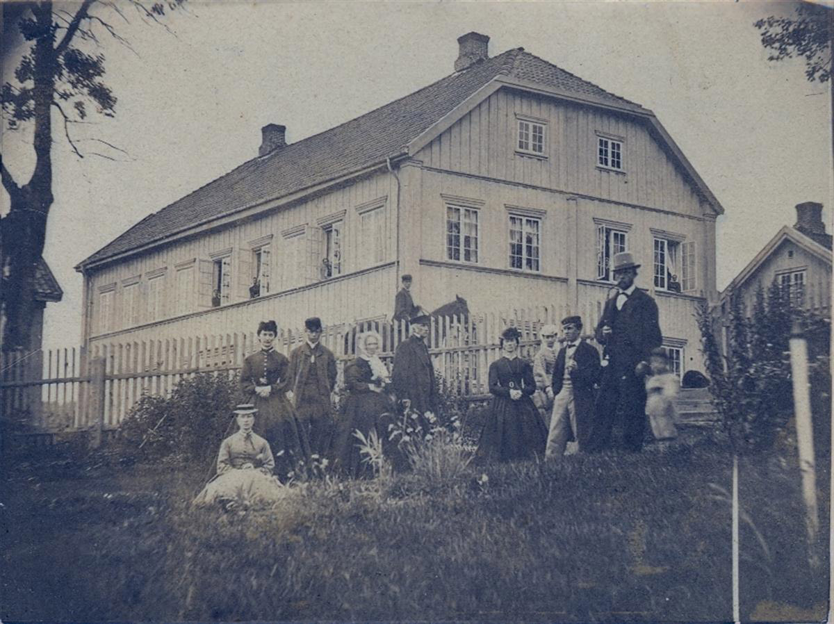 Rynninggården anno 1867. På bildet Christine og Conrad Rynning (nr 4 og 5 fra venstre) og deres pleiesønn Christian Gottwaldt. Bak sønnen Albert Rynning til hest. Sittende fra venstre niesen Caroline Heidenreich og datteren Andrea. Til høyre for ekteparet døtrene Olivia (gift Kolderup) Julie (gift Johnsen), huslærer Hvoslef og Meldal Johnsen med sønnen Brynjolf.
