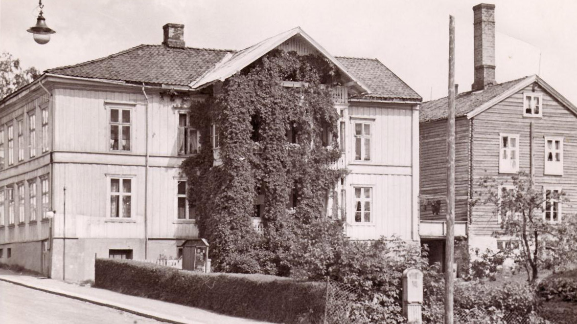 Kjøpmann Bernt Grundseth holdt til på hjørnet av Storgaten og Torvgaten. I nyere tid het bygningen Holtbakgården.