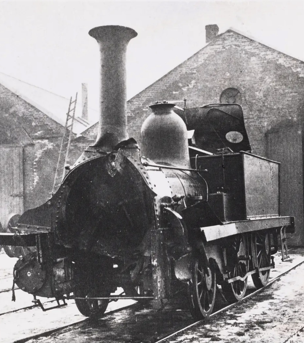 Skadet damplokomotiv type 1a nr. 14 utenfor lokomotivstallen på Kongsvinger etter togsammenstøtet ved Åbogen 4. mars 1873.
