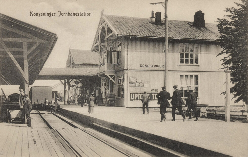 Del to av turen i Kongsvingers gater for 150 år siden tar oss med over til stasjonssiden.