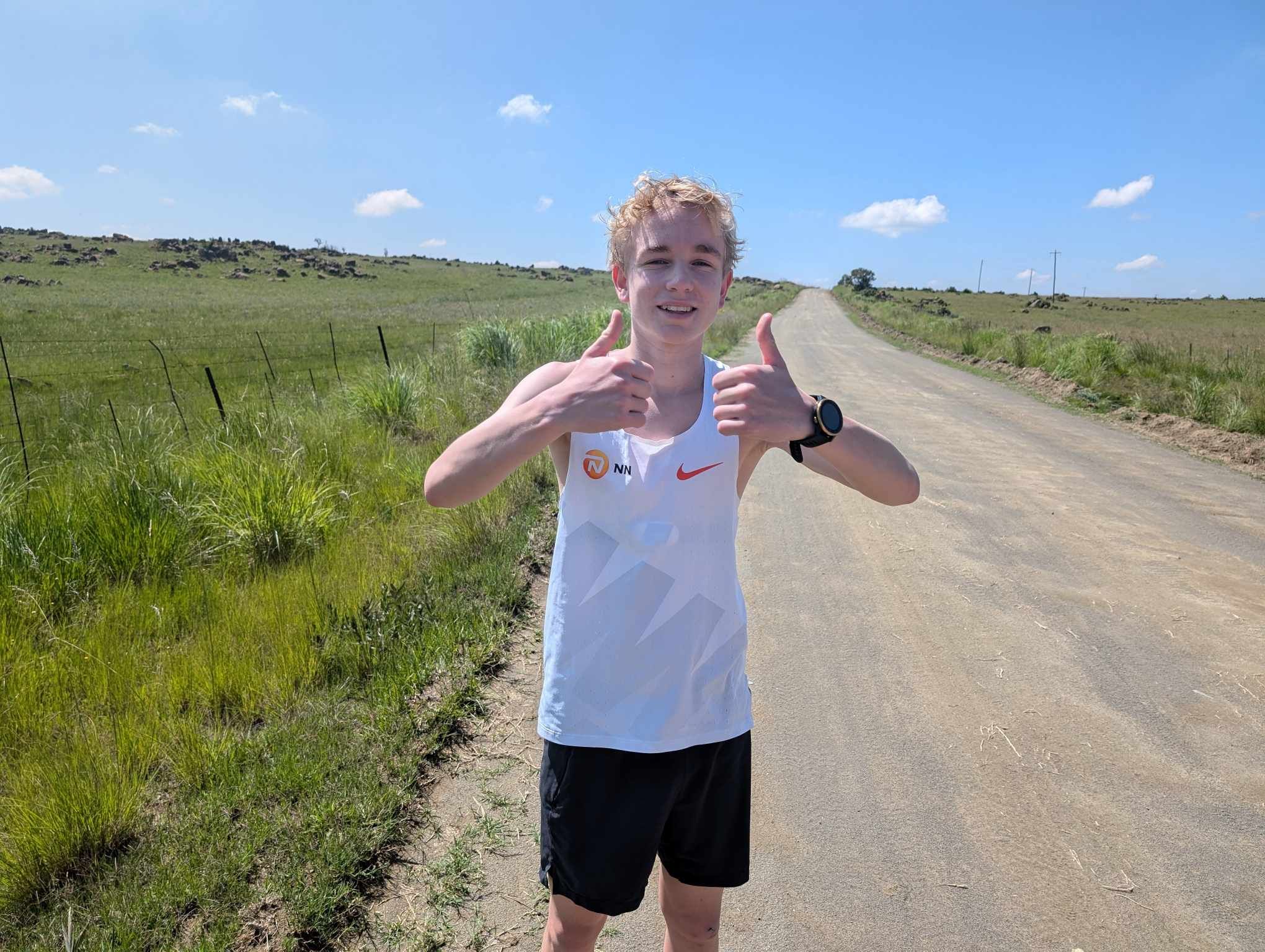 Fabian Vibekken er den yngste utøveren i en stor norsk løpertropp som tilbringer tre-fire uker på 2100 meters høyde i den lille byen Dullstroom i Sør-Afrika. – Jeg trives veldig godt her oppe, og håper jeg er tilbake i forbindelse med jul og nyttår i 2025, forteller 15-åringen..