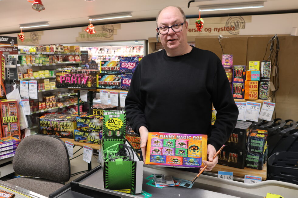 Kjøpmann Lars Bråten på Brandval har gjennomført kurs hos Norsk Brannvernforening for å kunne selge fyrverkeri. Tennstav og sikkerhetsbriller er viktige sikkerhetstitlak, minner han på.
